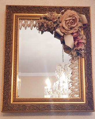 specchio con cornice in oro