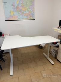 Scrivania IKEA BEKANT sagomata (160x110cm) bianca