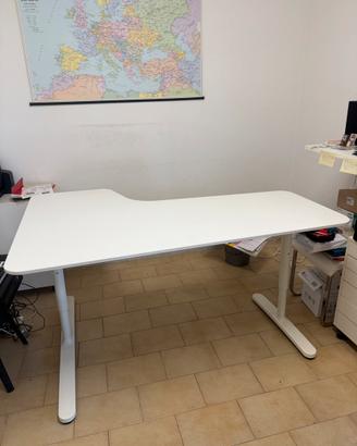 Scrivania IKEA BEKANT sagomata (160x110cm) bianca