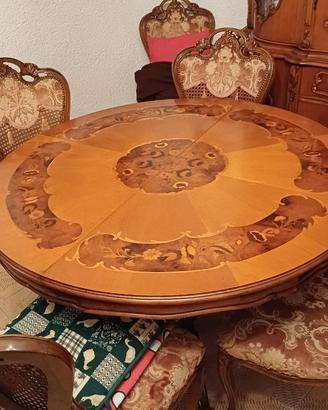 Tavolo intarsiato allungabile in legno con 6 sedie