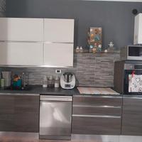 Cucina con tavolo e sedie 