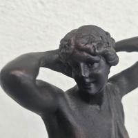 Scultura figura donna in bronzo