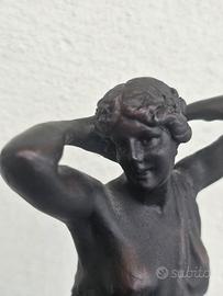 Scultura figura donna in bronzo