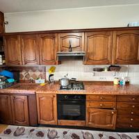 Cucina lineare in legno e piano in marmo