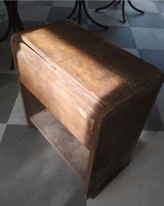 Vecchio mobile giradischi da restaurare