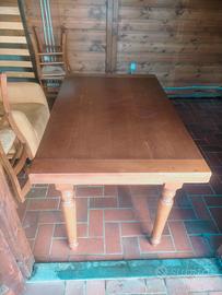Tavolo in legno massello allungabile 
