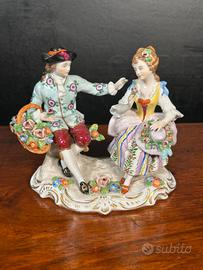 Elegante Statuetta Capodimonte Scena Romantica