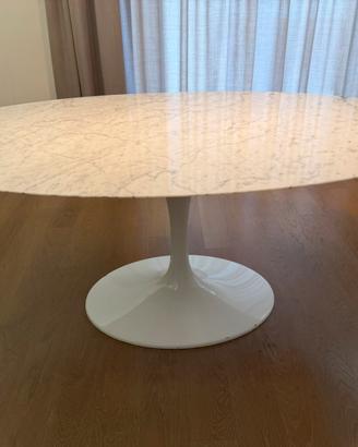 Tavolo ovale stile Tulip piano in marmo + 4 sedie