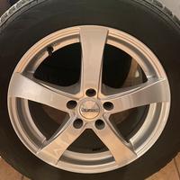 Pneumatici con cerchioni