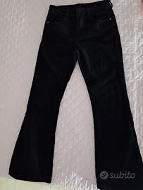 Pantaloni neri in velluto a coste zampa 5 tasche