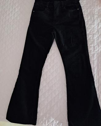 Pantaloni neri in velluto a coste zampa 5 tasche