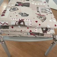 Quattro cuscini imbottiti