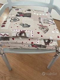 Quattro cuscini imbottiti