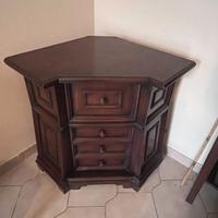 Mobile ad angolo in legno massiccio lavorato