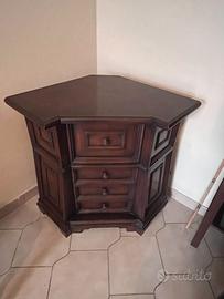 Mobile ad angolo in legno massiccio lavorato