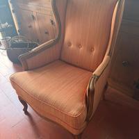 2 poltrone legno noce imbottite.