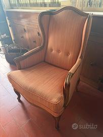 2 poltrone legno noce imbottite.