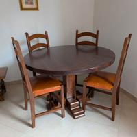 tavolo da pranzo rotondo con sedie