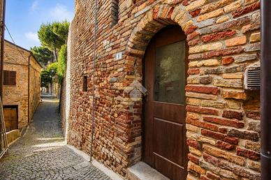 CASA SEMINDIPENDENTE A COLONNELLA