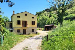 STUPENDO CASOLARE IMMERSO nella NATURA