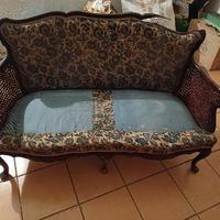 Salottino in cornice e vimini e tappezzeria florea