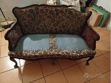 Salottino in cornice e vimini e tappezzeria florea