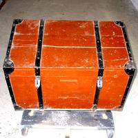 Baule stile militare in legno e correnti in ferro