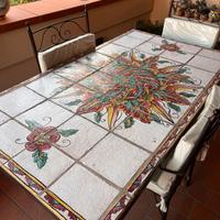 Tavolo rivestito in ceramica con 3 etagere