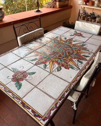 Tavolo rivestito in ceramica con 3 etagere