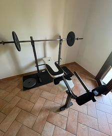Panca da palestra con bilanciere e dischi
