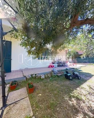 APPARTAMENTO P. TERRA CON AMPIO GIARDINO E GARAGE