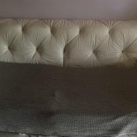 Vecchio divano bianco