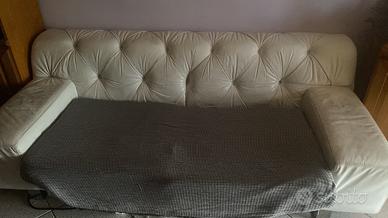 Vecchio divano bianco