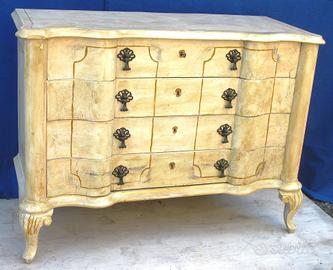 Antico comò mosso da restaurare