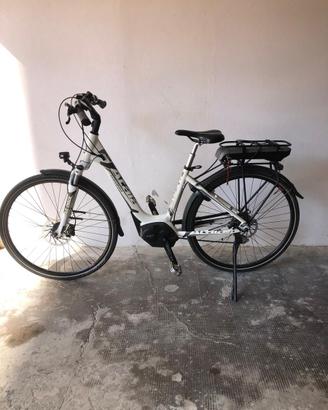 Bici bicicletta elettrica city donna atala bosch