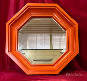 Specchio vintage in legno laccato arancio