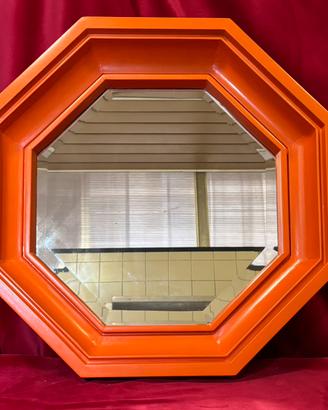 Specchio vintage in legno laccato arancio