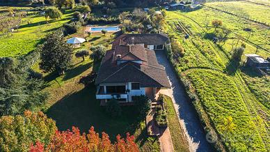 VENDITA VILLA CON PISCINA A LUCCA