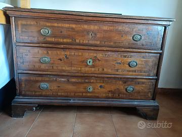 Elegante comò/cassettone  fine XVII secolo