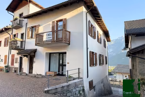 AMPIA PORZIONE DI CASA CON UFFICIO E GARAGE