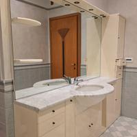 Mobile bagno bianco con piano in marmo