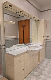 Mobile bagno bianco con piano in marmo