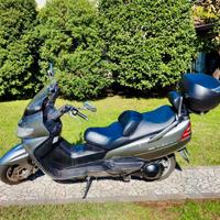 Suzuki Burgman 400 con bauletto casco mantenitore