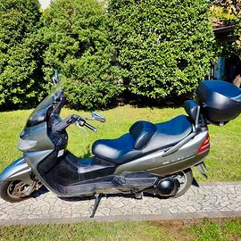 Suzuki Burgman 400 con bauletto casco mantenitore