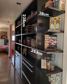 Libreria artigianale in legno con cassetti