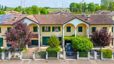 VILLA A SCHIERA A CORREGGIO
