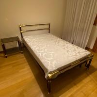 Letto con materasso e comodino