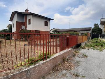 Villa indipendente su due livelli con giardino