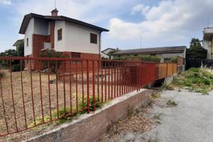 Villa indipendente su due livelli con giardino
