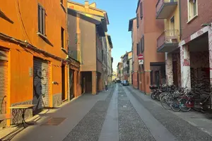 Attività / Licenza di 100 m² con 3 locali a Bologn